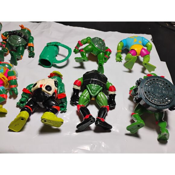 Vintage Teenage Mutant Ninja Turtles Lot of 9 TMNT Figures & Accessories - Picture 9 of 10